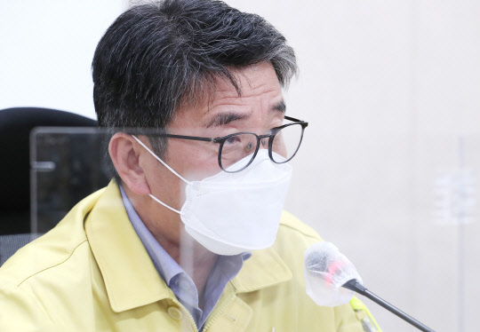 류근혁 중앙재난안전대책본부 제1총괄조정관(보건복지부 2차관)이 5일 세종시 정부세종청사에서 열린  중앙재난안전대책본부 회의를 주재하며 발언하고 있다.  연합뉴스